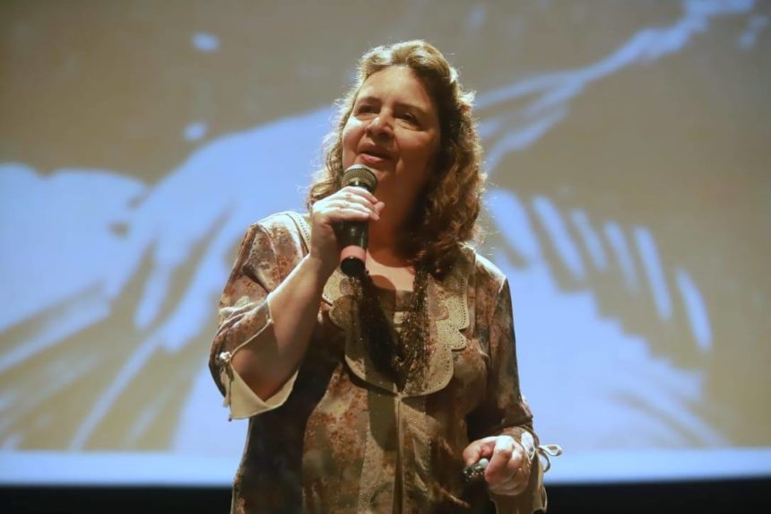 Retrospecto, por Lúcia Helena Galvão Retrospecto, por Lúcia Helena Galvão